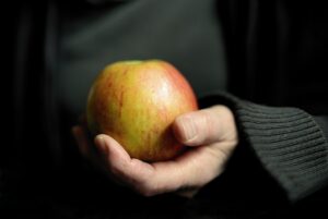 家でラク痩せするための生理前の太りやすい理由とは？